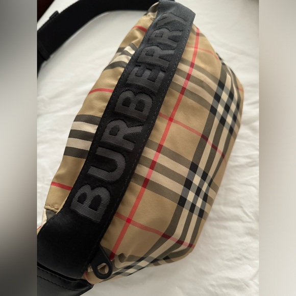 EUC Burberry Belt Bag - Unisex in Vintage Check - Picture 5 of 10